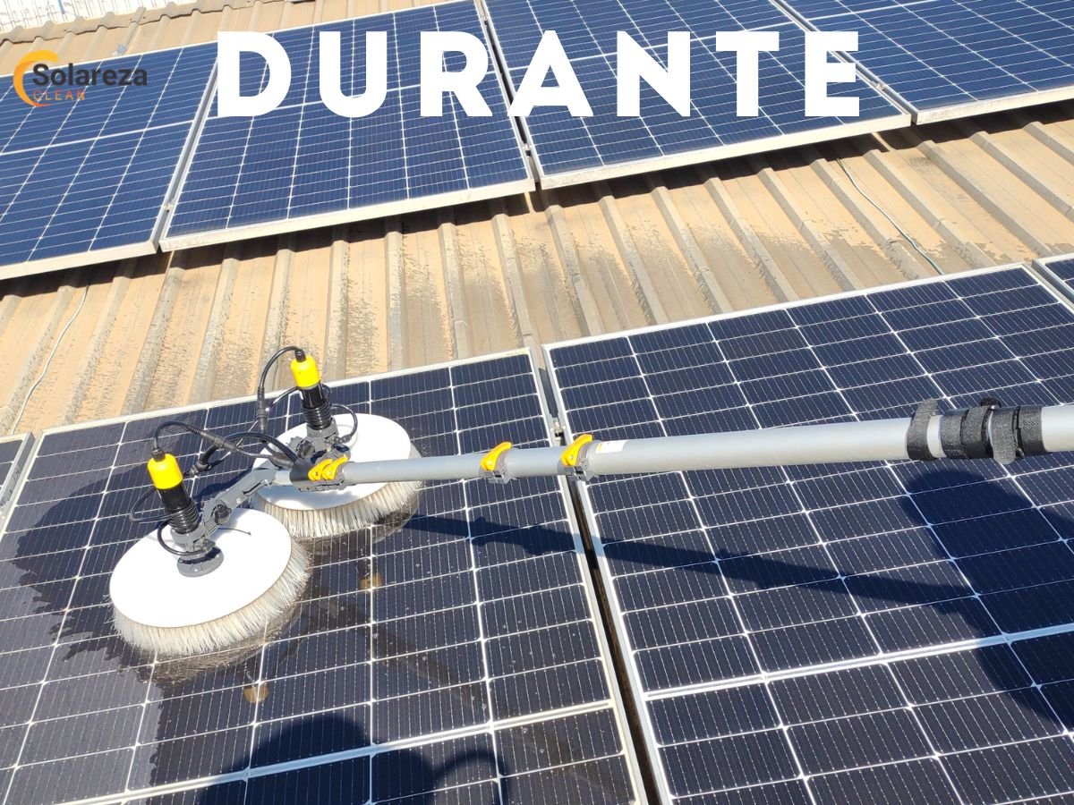 Limpeza profissional de painel fotovoltaico com escova giratória - Solareza Clean