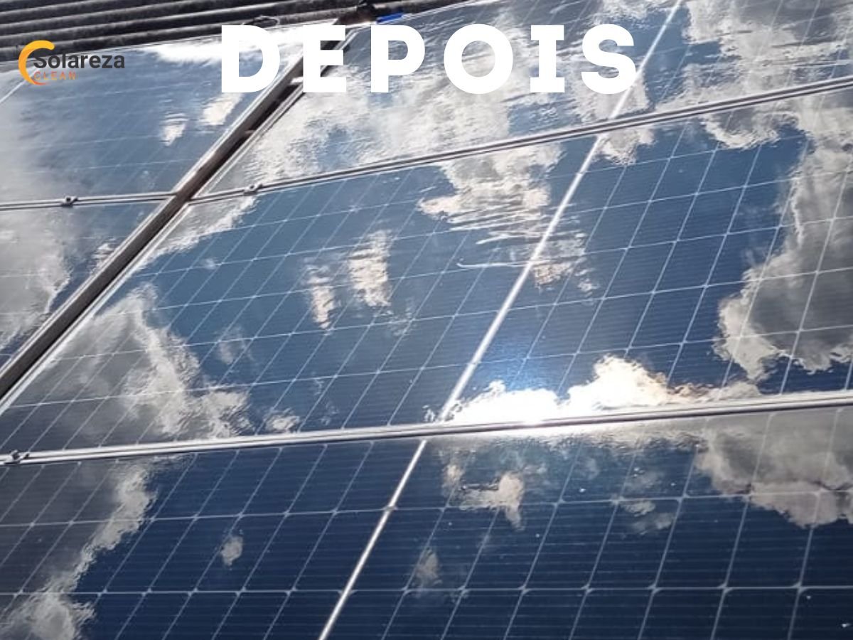 Placas solares limpas após serviço da Solareza Clean refletindo o céu
