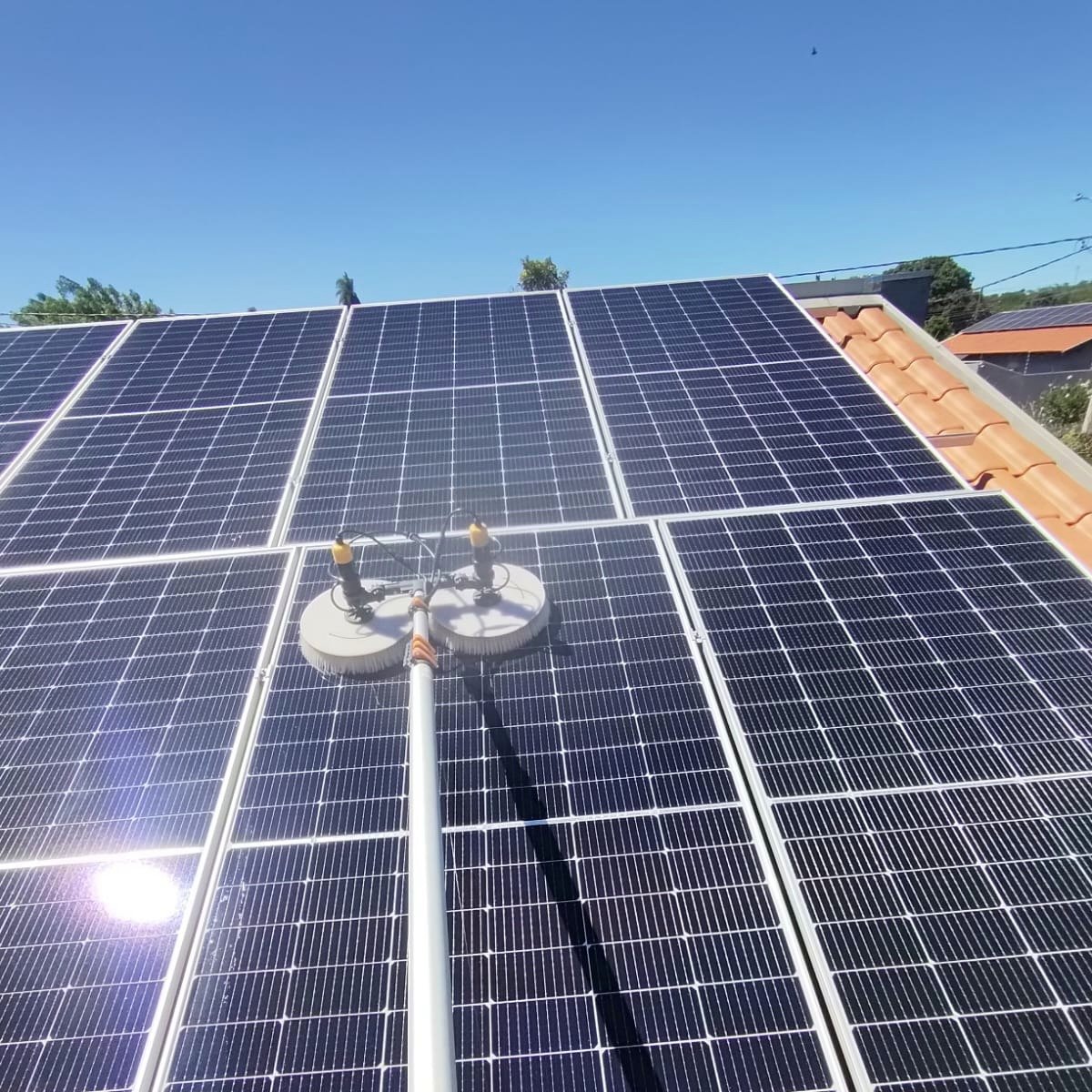 Limpeza de placas solares em telhado residencial com escova rotativa profissional