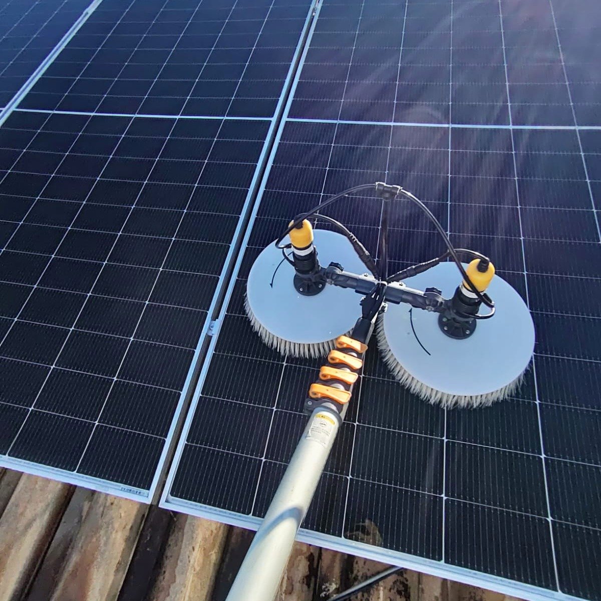 Escova rotativa dupla usada pela Solareza Clean na limpeza de painéis fotovoltaicos