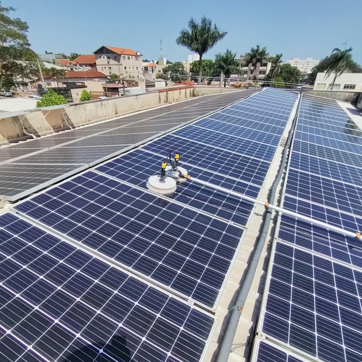 Limpeza de placas solares em telhado comercial em Campo Grande MS