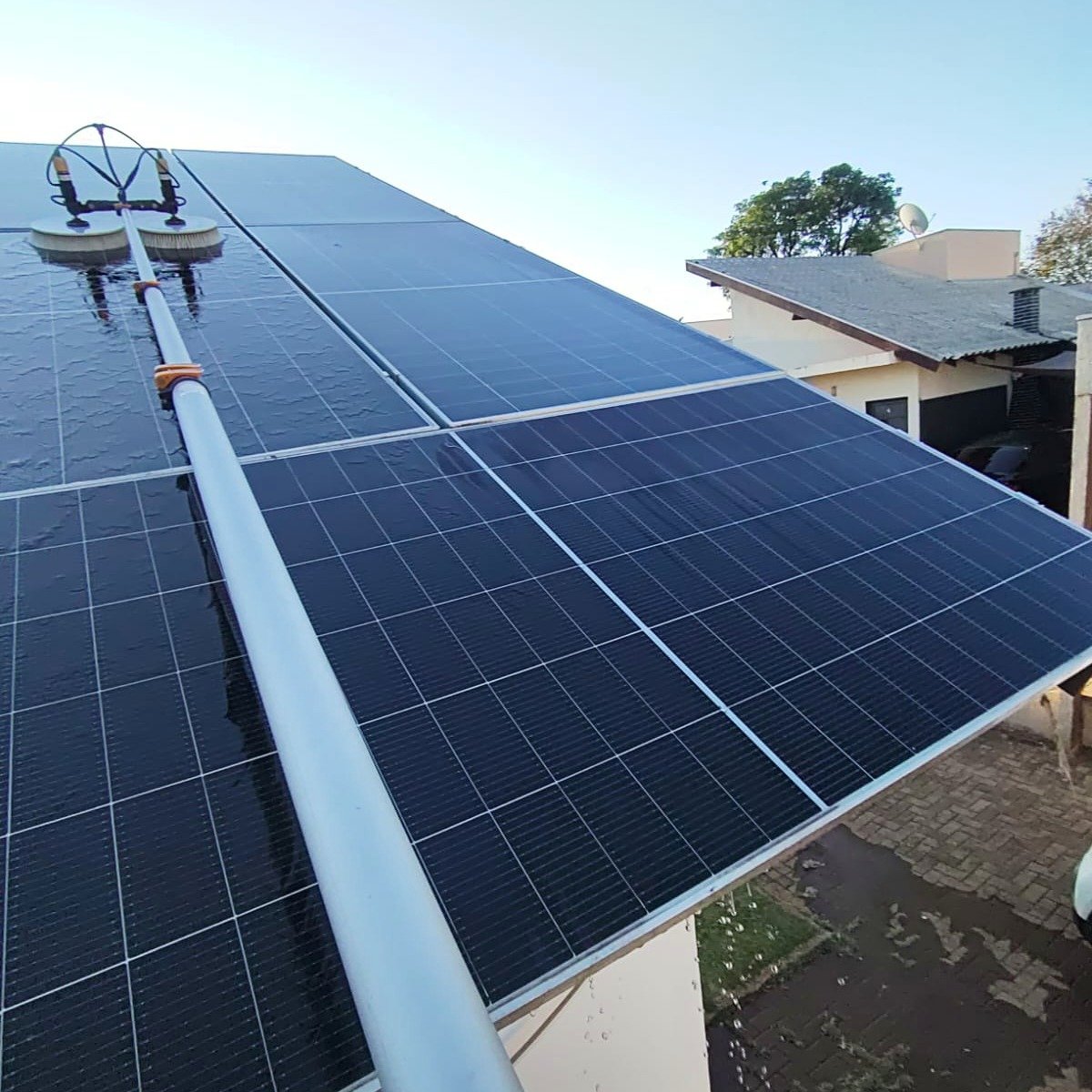 Placas solares durante a lavagem profissional, com sujeira sendo removida